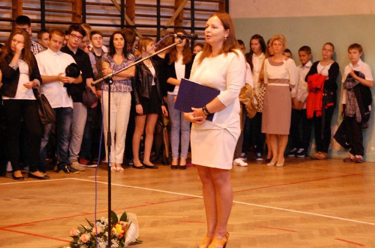 Uroczyste rozpoczęcie roku szkolnego w Gimnazjum im. Jana Pawła II w Łęczycy - Zdjęcie główne