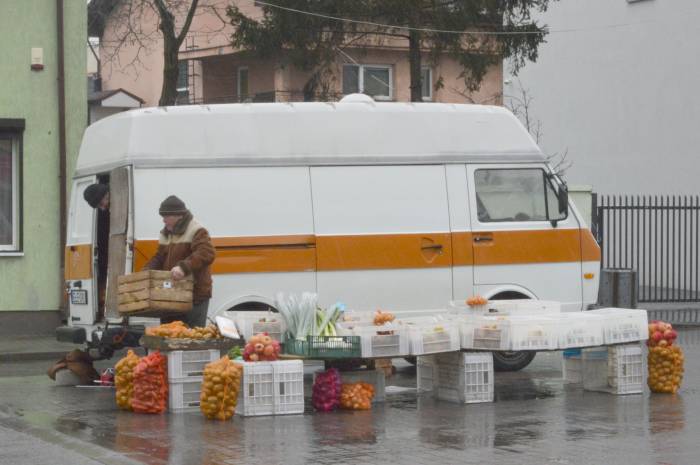 Kupcy uciekają przed deszczem - Zdjęcie główne