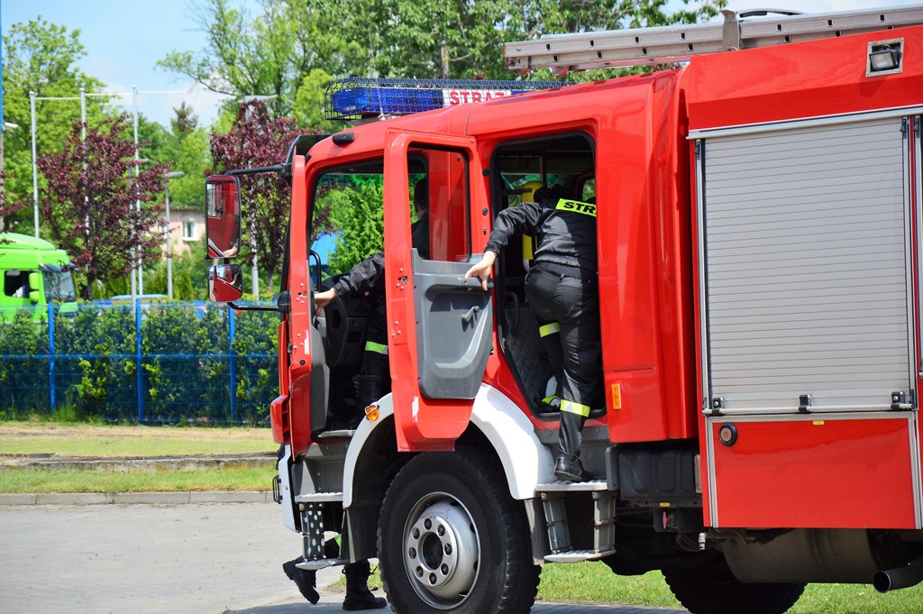 Weekend u strażaków – pożar słomy i wypadek drogowy - Zdjęcie główne