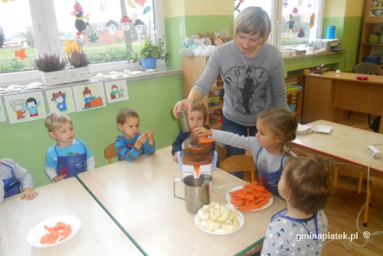 Przedszkolaki z Piątku marchewkowe soki piją, jak smoki - Zdjęcie główne