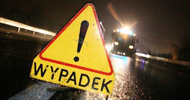 Poważny wypadek w Łubnie. Kierowca opla uderzył w drzewo - Zdjęcie główne