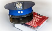 Policjanci dbali o bezpieczeństwo dzieci przed szkołami - Zdjęcie główne