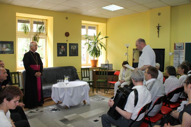 Środowiskowy Dom Samopomocy - wizyta księdza Biskupa Andrzeja Dziuby  - Zdjęcie główne