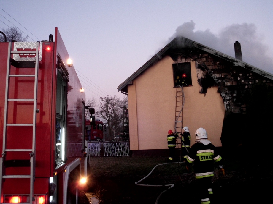 Pożar budynku w Szamowie. Z żywiołem walczyło 7 zastępów - Zdjęcie główne