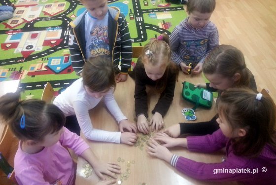 Przedszkolaki z Piątku policzyły złote monety z "Góry Grosza" - Zdjęcie główne