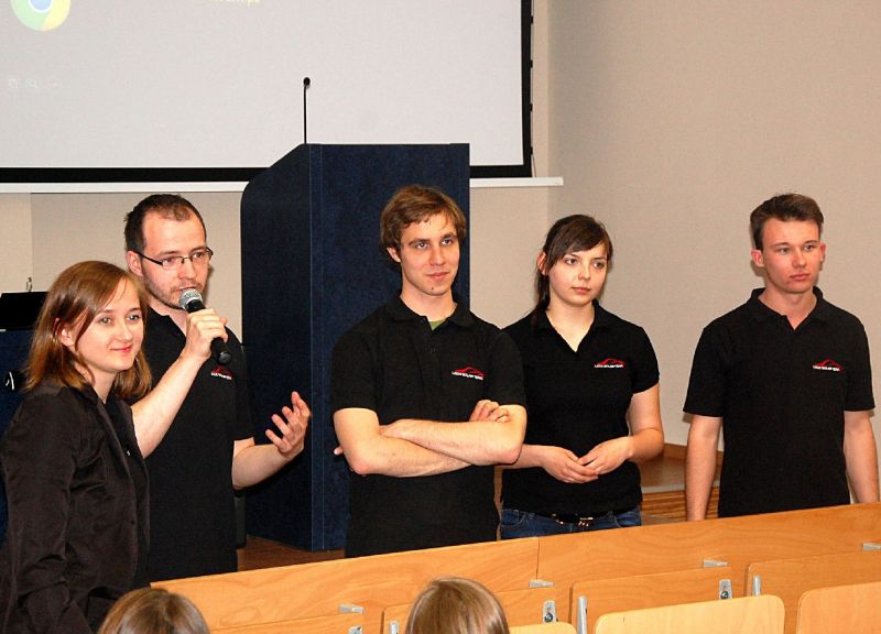 Grupa mechatroników z łęczyckiego gimnazjum na zajęciach w Fabryce Inżynierów XXI wieku  - Zdjęcie główne