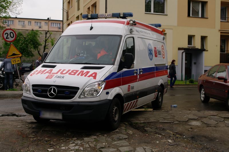 Wypadek w Słowiku z karetką w roli głównej. Dwie osoby poszkodowane  - Zdjęcie główne