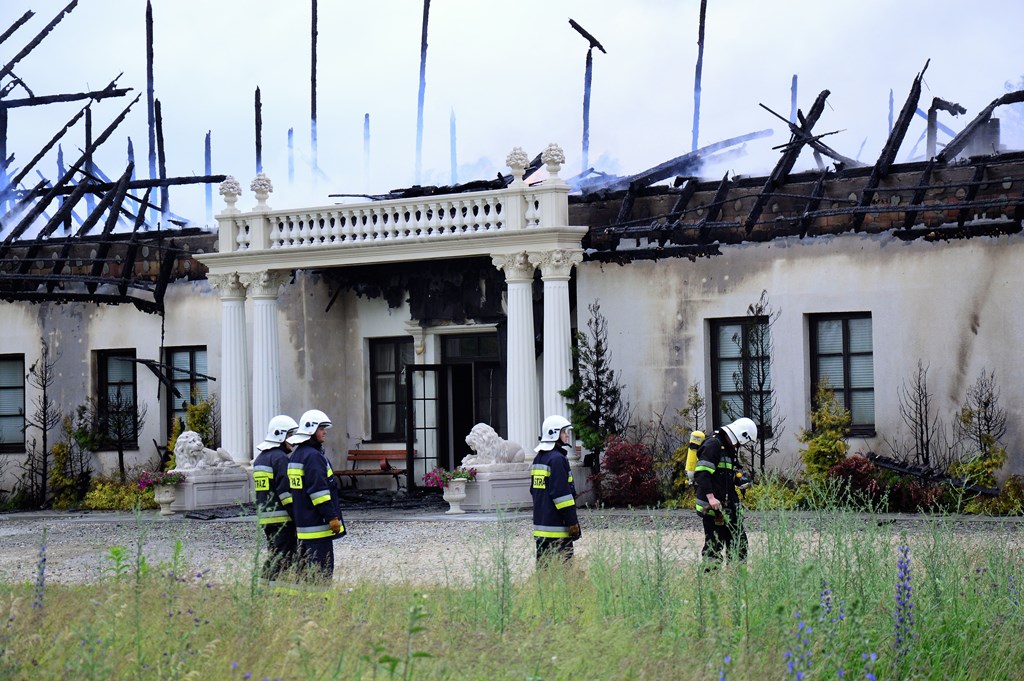 52 strażaków walczyło z pożarem w Cedrowicach. "Podniesiemy się z tej straty" - Zdjęcie główne