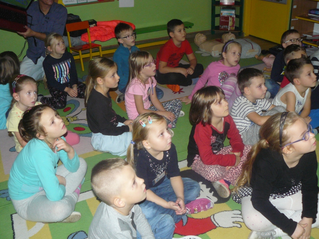 Zajęcia instruktażu z zakresu pierwszej pomocy przedmedycznej w Przedszkolu nr 1 w Łęczycy - Zdjęcie główne