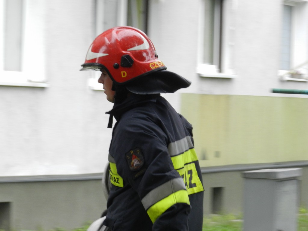 Dym wydobywał się z mieszkania. Sąsiedzi zaalarmowali straż - Zdjęcie główne