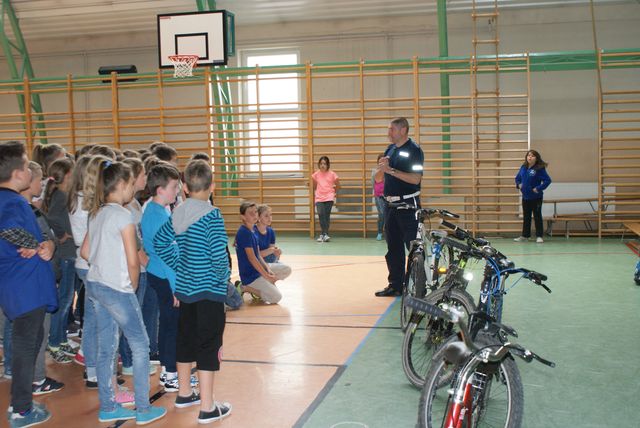Dzieci pod czujnym okiem policjanta zdawały egzamin na kartę rowerową - Zdjęcie główne