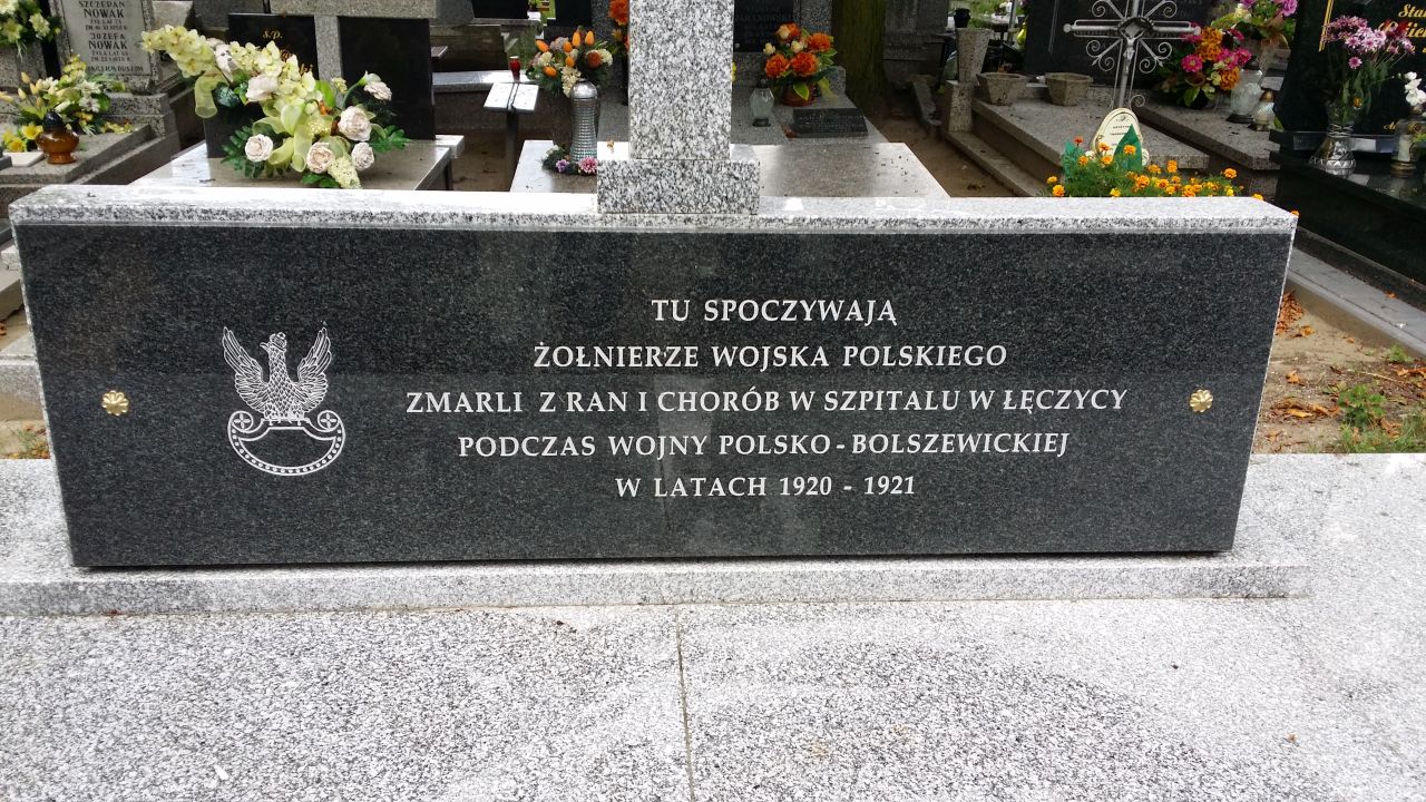 Remont mogiły zbiorowej żołnierzy Wojska Polskiego na łęczyckim cmentarzu zakończony - Zdjęcie główne
