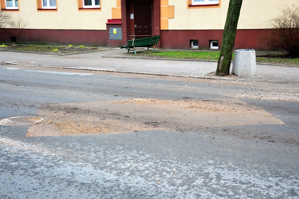 Kto naprawi dziurę na ulicy Belwederskiej? - Zdjęcie główne