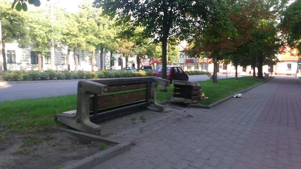 Poprzewracane ławki i kosze na śmieci. „W tym miejscu przechodził Mocarz” - Zdjęcie główne