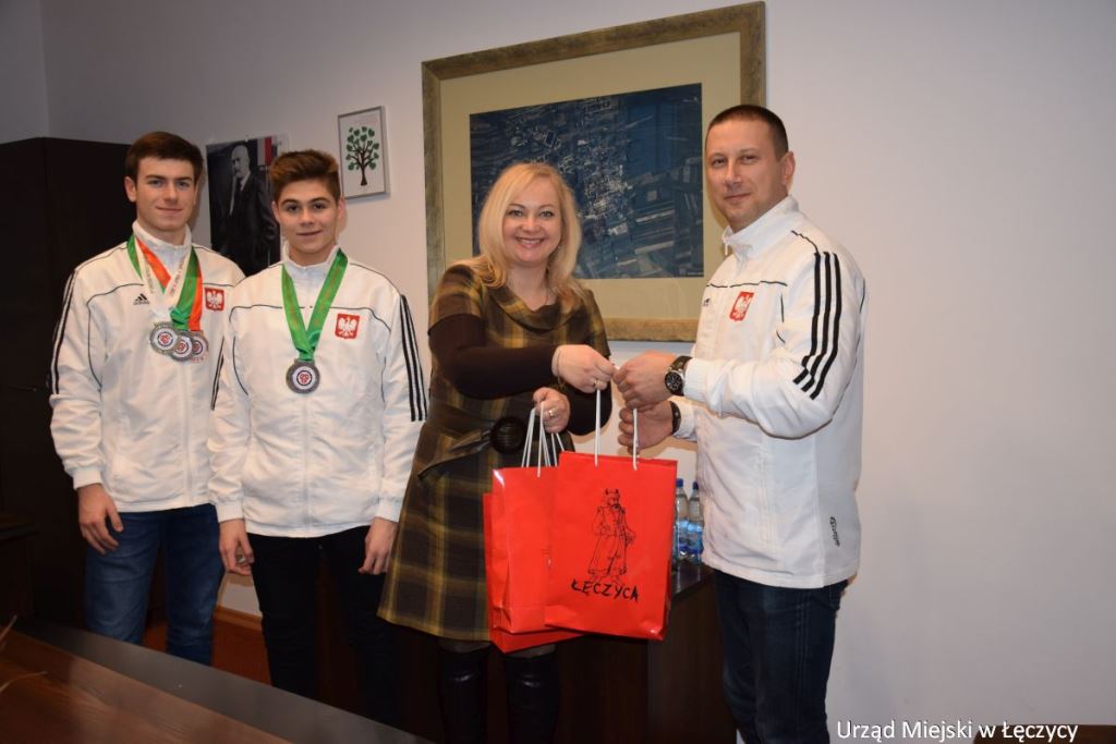 Wizyta karateków w Urzędzie Miejskim w Łęczycy - Zdjęcie główne