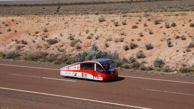 Solarny pojazd z łęczyckim herbem przemierza Australię  - Zdjęcie główne
