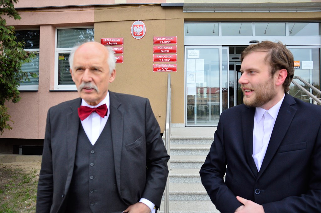 Konferencja prasowa Janusza Korwin-Mikkego przed urzędem miasta - Zdjęcie główne