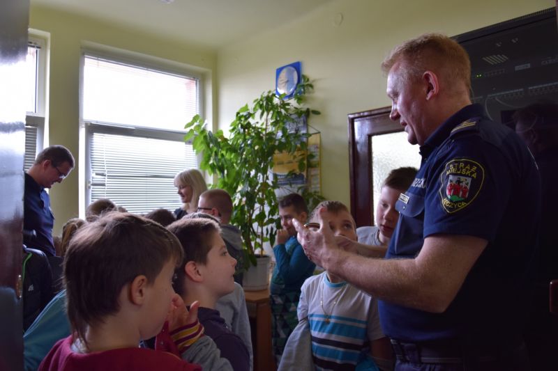 Łęczyccy uczniowie w odwiedzinach u strażników miejskich - Zdjęcie główne