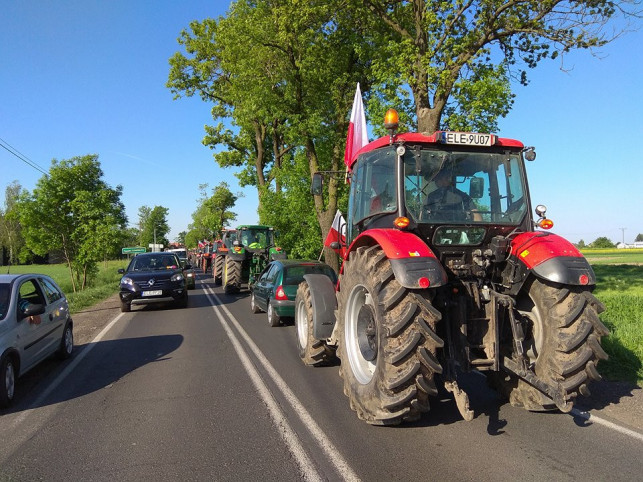 [ZDJĘCIA/WIDEO] Rolnicy wyjechali na drogi. Trwa protest - Zdjęcie główne