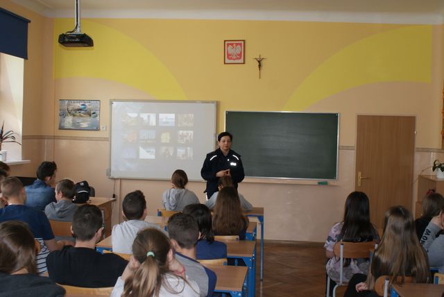 Spotkanie mundurowych z gimnazjalistami z Łęczycy - Zdjęcie główne