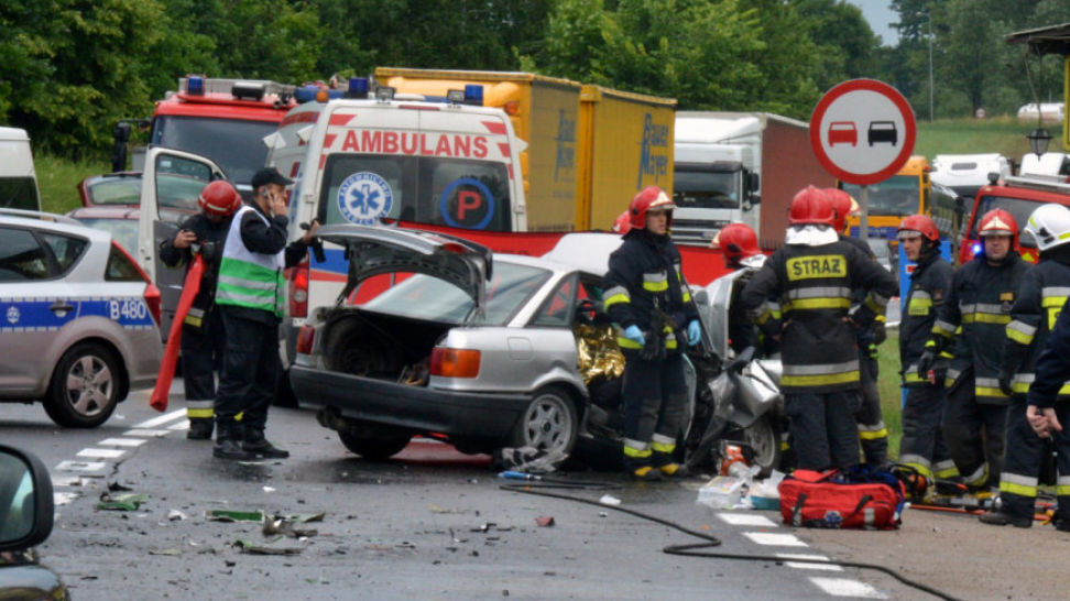 Groźny wypadek w Łubnie. Trzy osoby poszkodowane - Zdjęcie główne