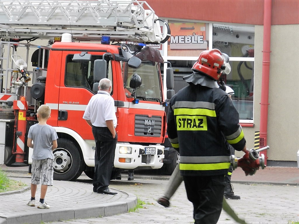 Weekend u strażaków – wybuchający telefon i wypadek w Romartowie - Zdjęcie główne