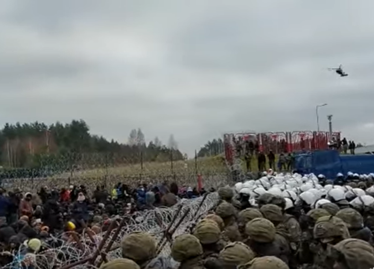 Natarcie na przejście w Kuźnicy. Tłumy migrantów kierowanych przez białoruskie służby [wideo] - Zdjęcie główne
