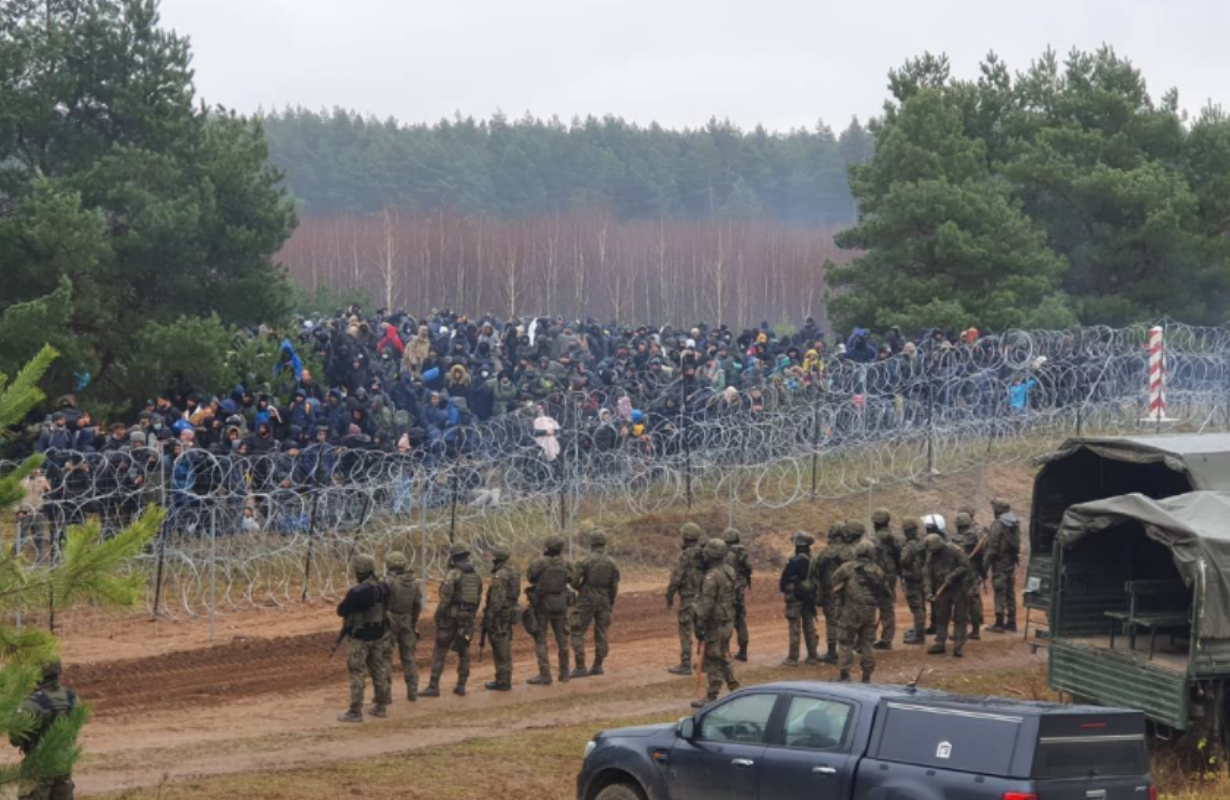 Wojsko i policja na granicy z Białorusią. Tłumy migrantów chcą przejść na polską stronę [zdjęcia] - Zdjęcie główne