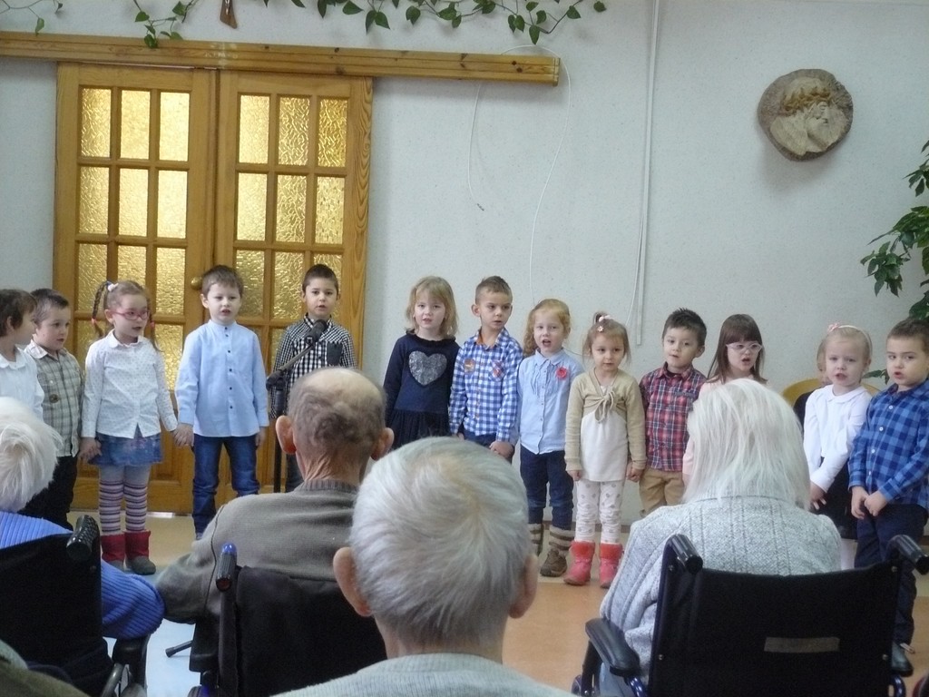 Występy „Kwiatków” i „Słoneczek” w łęczyckim DPS - Zdjęcie główne