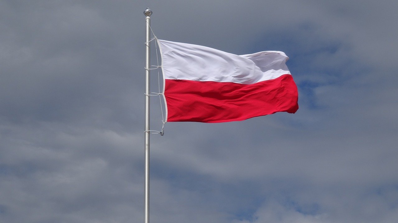 Gdzie w Łęczycy kupić flagę państwową na 11 listopada? W tym miejscu na pewno ją znajdziesz! - Zdjęcie główne
