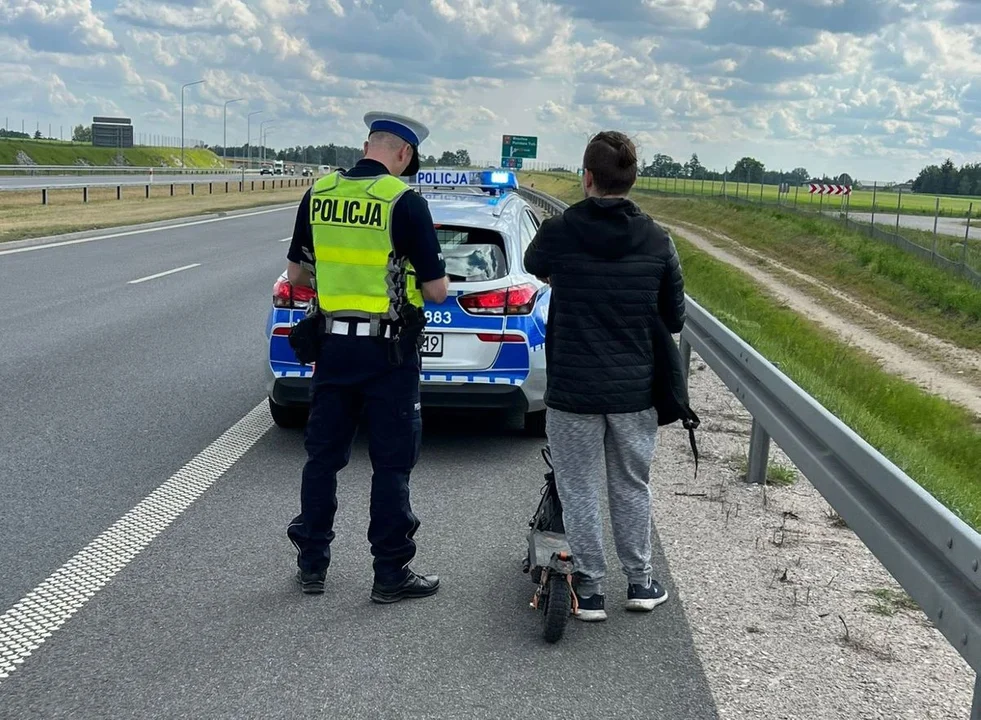 Młody mężczyzna wjechał na S14 hulajnogą, bo tak pokierowała go nawigacja. Chciał dotrzeć do sklepu... - Zdjęcie główne