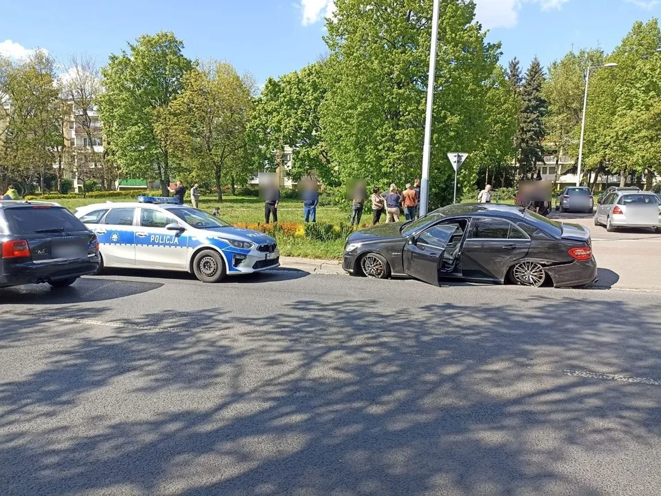 Policyjny pościg ulicami Pabianic za mercedesem. Kierowca omal nie potrącił policjantki! - Zdjęcie główne