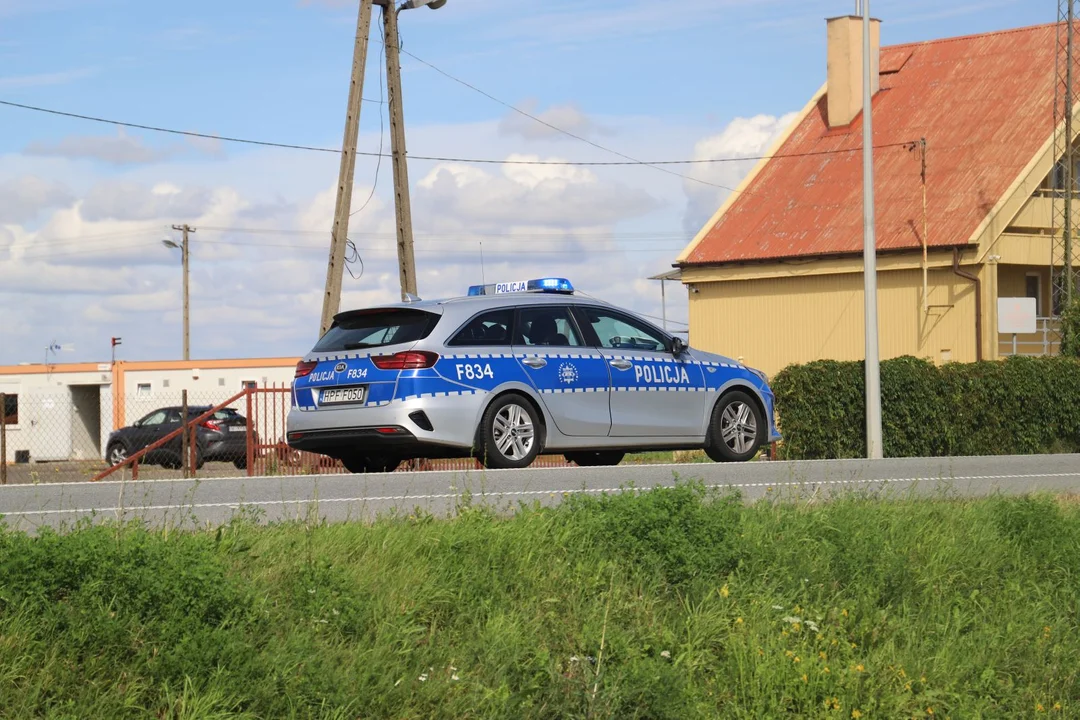 Tragiczna śmierć 17-latki w Konstantynowie Łódzkim. Dziewczyna została przygnieciona przez samochód - Zdjęcie główne