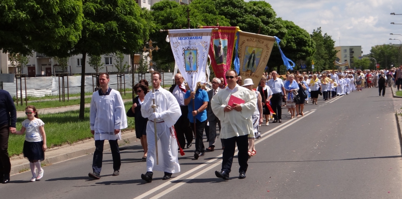 Mnóstwo wiernych na procesji w parafii św. Wojciecha [FOTO] - Zdjęcie główne