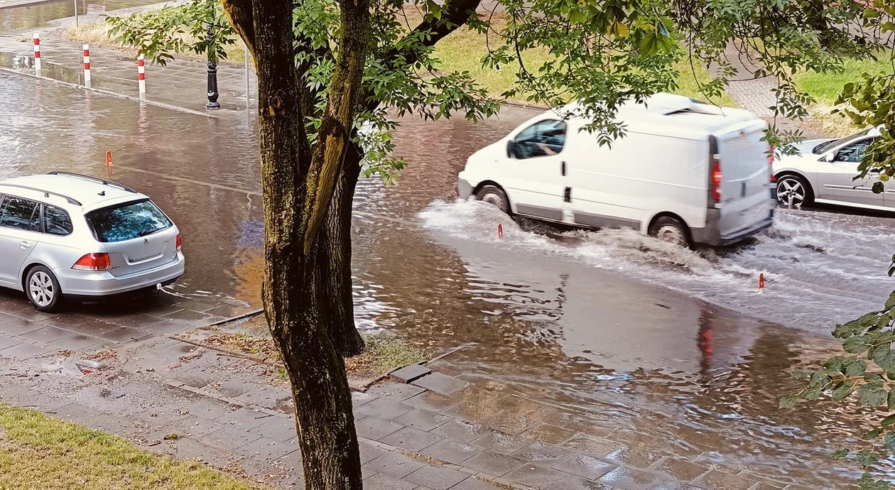 Zalane drogi, utrudnienia i pożar. Nocna nawałnica w Płocku i powiecie - Zdjęcie główne