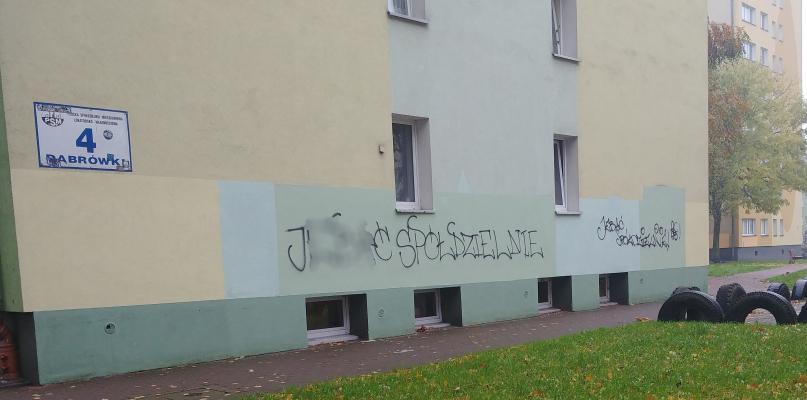 Wulgarny napis na ścianie bloku. To już kolejny raz...  - Zdjęcie główne