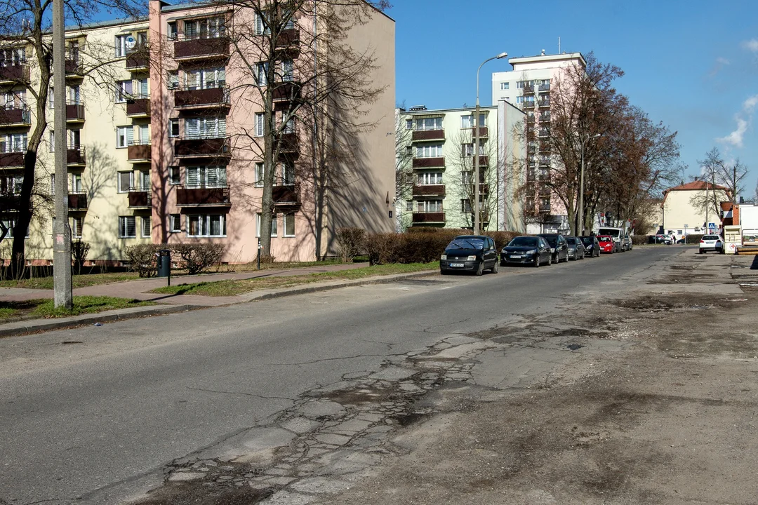 Nowa jezdnia, chodniki i miejsca parkingowe. Kolejna droga w Płocku do remontu - Zdjęcie główne