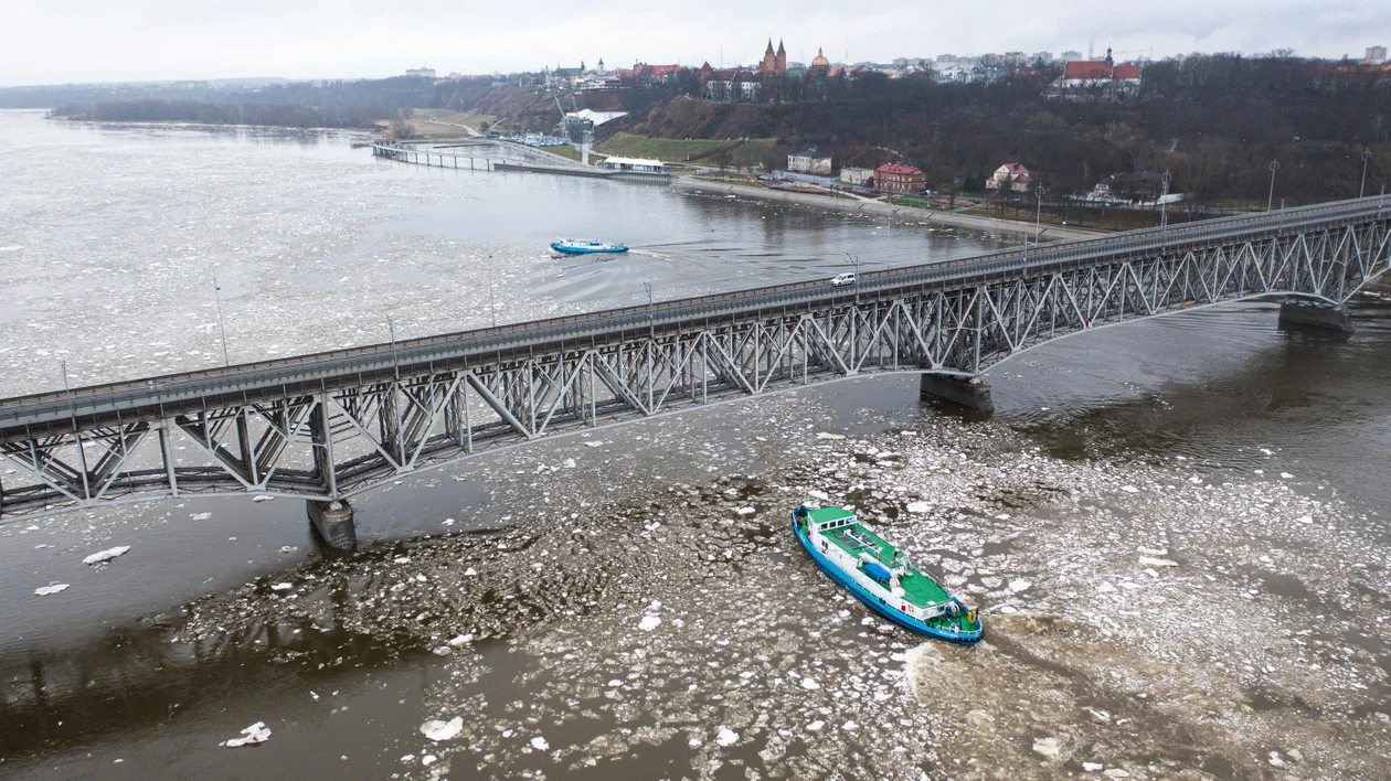 Dwa lodołamacze pracowały dziś w Płocku. Wody Polskie: nie ma zagrożenia powodziowego  - Zdjęcie główne