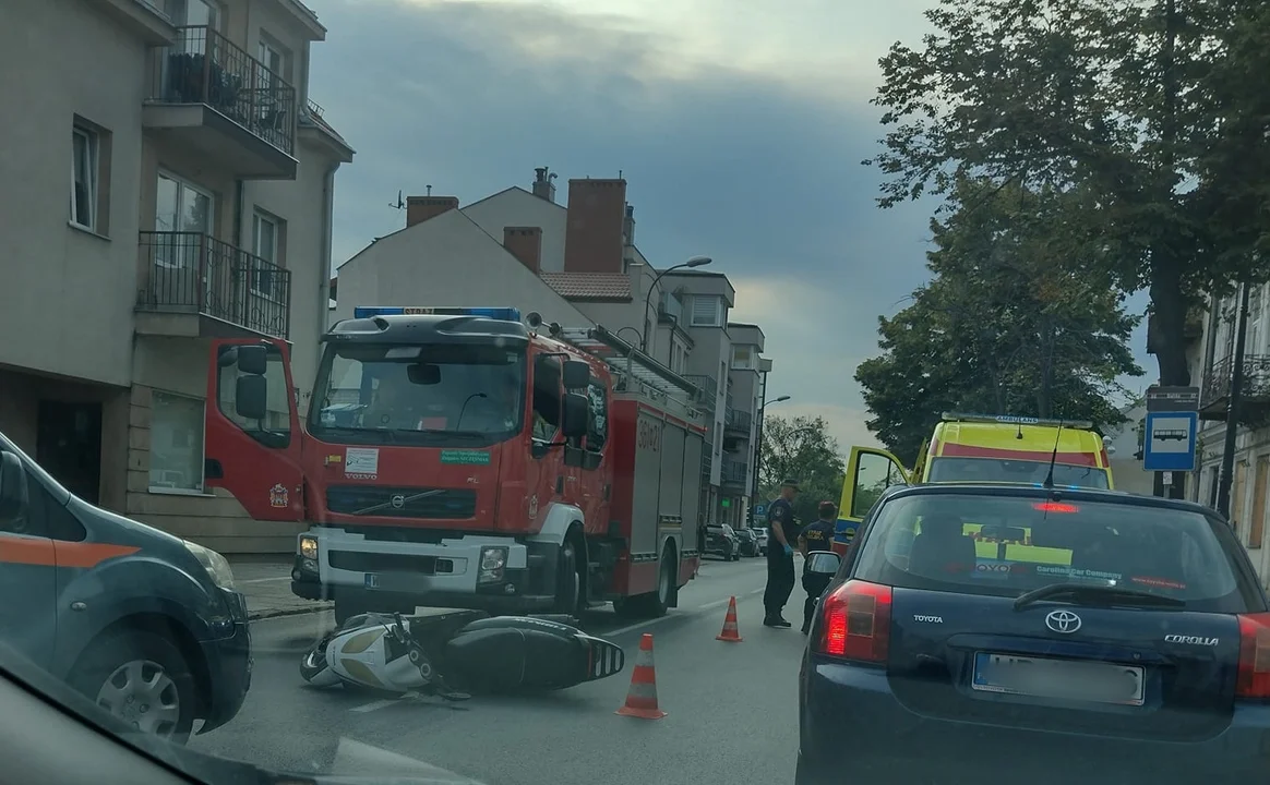 Zderzenie motoroweru z osobówką w Płocku. Jedna osoba ranna - Zdjęcie główne