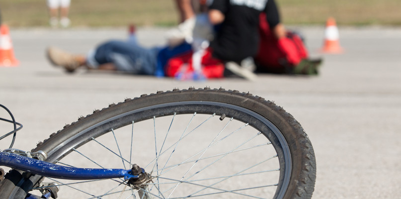 Potrącenie rowerzysty, wypadek pod Płockiem. Cztery osoby w szpitalu  - Zdjęcie główne