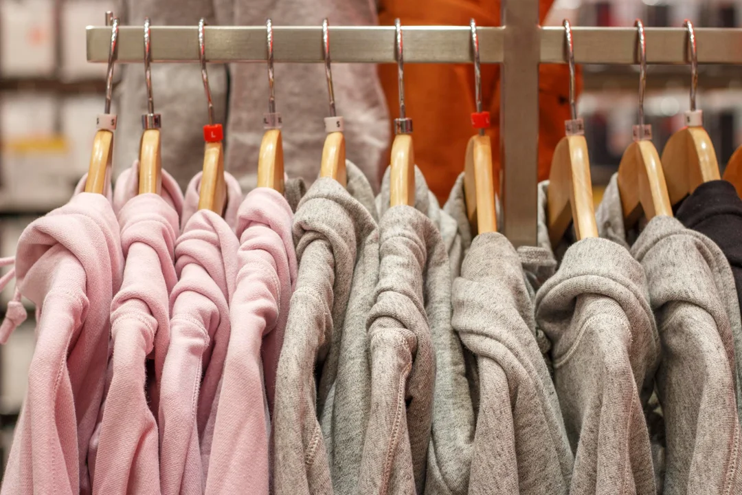 Jak kupować ubrania online w hurtowni odzieży – poradnik - Zdjęcie główne