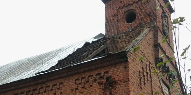 Kościół zniszczony przez burzę. Powyrywane drzewa - Zdjęcie główne