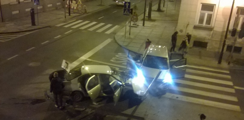 Zderzenie dwóch samochodów w centrum miasta - Zdjęcie główne