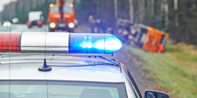 Wypadek pod Płockiem. 39-latek ranny, policja szuka kierowcy  - Zdjęcie główne