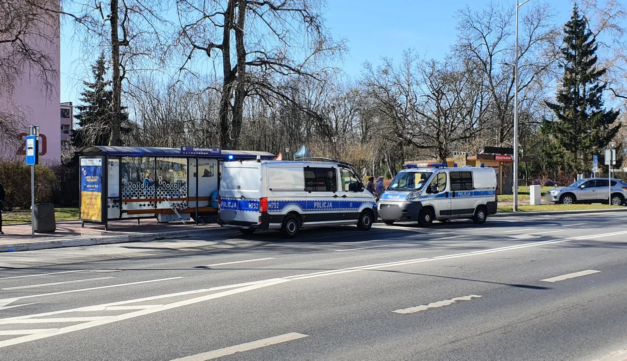 Tragiczne odkrycie w Płocku. Ciało kobiety na przystanku autobusowym - Zdjęcie główne