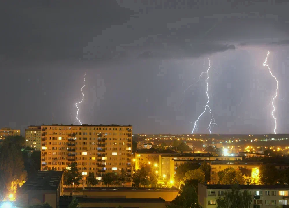 Burza, ulewa, silny wiatr, a nawet grad! Może się zacząć w każdej chwili! - Zdjęcie główne