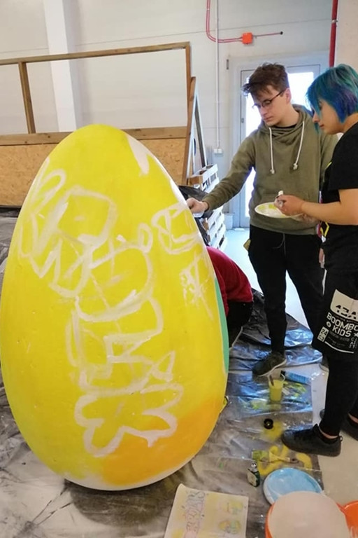 Malowanie wielkich jaj w Orlen Arenie - Zdjęcie główne