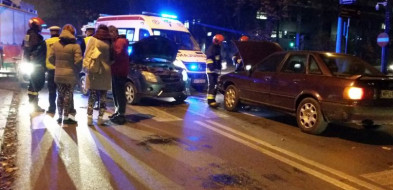 Zderzenie aut przy komendzie policji. Ogromny korek [FOTO] - Zdjęcie główne