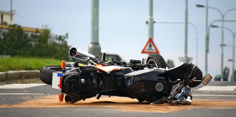 Zderzenie motocykla z samochodem. Motocyklista w szpitalu - Zdjęcie główne