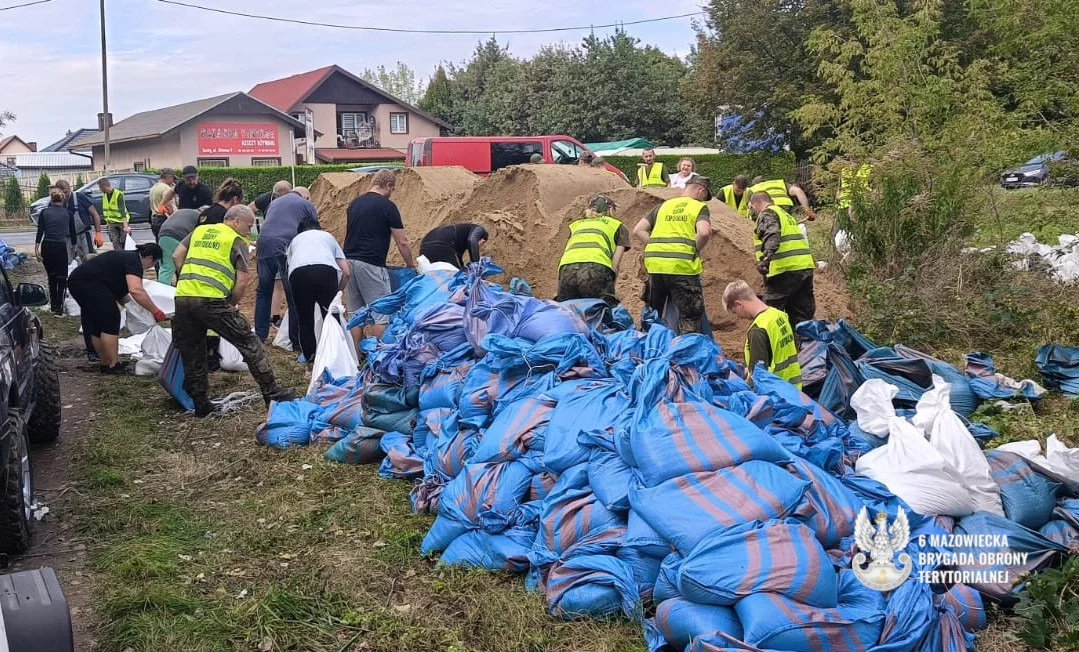 Tony piasku i setki żołnierzy. Terytorialsi pomagają powodzianom, na miejscu są także płocczanie - Zdjęcie główne